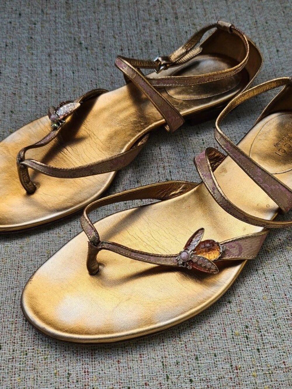 GUCCI Women Sandal Shoes Gold Leather Bumblebee Thong Size 9.5 Made in Italy